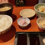 Kushiage Sakutto - ごはん、味噌汁、小鉢、サラダ