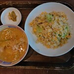 Beni Tora Gyouza Bou - 炒飯とワンタンスープセット(玉子レタスチャーハン・税込1,210円)