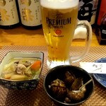 Sashimi Ya - 生ビールとお通し。ゴージャス。