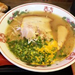 元祖 麺一 - ラーメン　照明の反射でスープが黄色に見えています