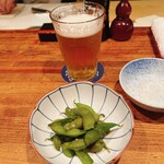 Ginza Ba Dorando - 最初の串が焼きあがるまで、生ビールと枝豆でマッタリポン