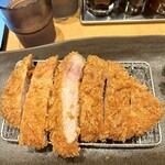 とんかつ おお山 - 特上リブロースカツの断面。キレーイ。