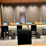 とんかつ おお山 - カウンター席。おひとり様向け