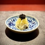 Ji-Cube - ■ 押し豆腐の和え物 
            錦糸瓜の心地よい歯応え、キャビアの塩味と旨味。
            軽快なオープニング。