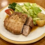 ぽん多本家 - 大倉陶園の美しい平皿が料理の魅力を一層引き立てている
