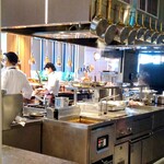 HOTEL GROOVE SHINJUKU - 2023/9月下旬。オーブンキッチン、メインの注文でテキパキ動いてます！
