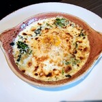 HOTEL GROOVE SHINJUKU - 2023/9月下旬。メインのチーズとほうれん草の石窯焼きベイクドエッグ。