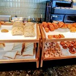 HOTEL GROOVE SHINJUKU - 2023/9月下旬。焼き立てパン各種。シャム＆バター別あり。各自オーブンで温め直せます。