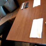 HOTEL GROOVE SHINJUKU - 2023/9月下旬。木目調の落ち着いたソファ席。ふわふわで座り心地良い♪