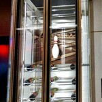 HOTEL GROOVE SHINJUKU - 2023/9月下旬。17階エレベーター横のシャンパンセラーは嘗てのボウリング場時を彷彿させるデザイン。