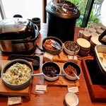 HOTEL GROOVE SHINJUKU - 2023/9月下旬。和食コーナー。白ご飯、味噌汁、鮭、かつおオクラ、緑野菜の白和え、海苔と豆の佃煮、和牛肉味噌、切干大根etc。