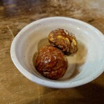 酒菜 うを勘 - □揚げ栗（多分サービス品❔）
渋皮のまま食べて下さいとのこと
熱々ホクホクで渋皮がパリッとしてて塩の味わい
中の栗の甘み（旨味）が口の中に広がる❕

これも美味しいねえ❕
頼んでみる価値があると思える