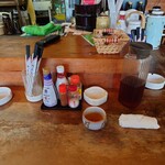 酒菜 うを勘 - テーブルセットアップ状況
灰皿がそこら中にある（笑）