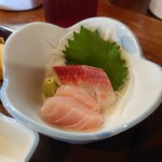 酒菜 うを勘 - ◯刺身
            ビンチョウマグロとカンパチとなる
            
            カンパチは歯応えがシッカリとしていて
            旨味がタップリとある感じ❕
            
            只の寂れた食堂とは絶対に出してる品のレベルが違う❕
            流石に魚の目利きが良いんだろうねえ