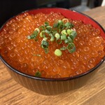 魚草 - 白メシの見えないいくら丼も名物です。
            コイツも500円て…
            安すぎでせう…