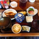 酒菜 うを勘 - ●本日の日替わりランチ（ドリンク付き）1,000円
選択:カンパチの煮付け

「うちの建物前に生えてる
　栗の木の栗ご飯、美味しいよっ❕」
と悪魔の囁き❔（笑）があり

●栗ご飯　＋100円も注文