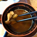 酒菜 うを勘 - ◯味噌汁
具材はしめじ、玉ねぎ、茄子、豆腐となる

よ〜く煮込まれてるけれど
味噌煮込の汁みたいな深みある味わい

顆粒出汁の旨味がシッカリと効いてて
具材の旨味も溶け出し
薄味気味にされてて美味しい