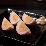 DEN - 自家製スモーク たまご