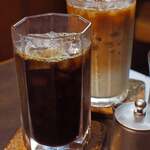 カフェ・ド・サン - ドリンクはアイスコーヒー480円とアイスカフェオレ560円。地下にあるお店なので外からの音が入ってこないところに店内ではジャズが静かに流れていて時間が経つのを忘れてしまいそうなくらいゆっくりできました