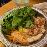 ベトナム料理 ふぉーの店 - ガー丼　半分埋まる