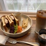 Kurokatsusan - 黒豚ロースカツサンドにアイスのカフェラテをつけて
