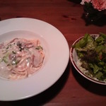 アルバトロス - 塩ジャケと白菜のホワイトソース、サラダ、パン。900円