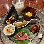 中華寝台 - ピータン豆腐、ブルーチーズ焼豚、カツオの茗荷ソース、ツブ貝と柚子胡椒、よだれ鶏、くらげの梅肉ソース