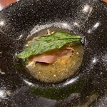 中華寝台 - メインの牛肉、スープは熊から出汁をとったそう。XO醤をかけて。