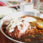 馬美舞辺母 - 煮込みハンバーグ(￥1090)。肉肉しいとはこの食感のこと！