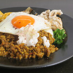 シャムロックカフェ - 中央には目玉焼き。