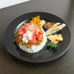 シャムロックカフェ - 数々の副菜が並べられ、