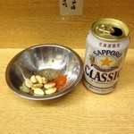 ラーメン二郎 - 醤油漬けにんにくとSAPPOROクラシックラガー 350円