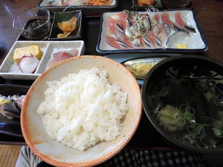 Daisen - さんま刺身定食（ごはん・つみれ汁・さんま刺身・もずく・漬物・小皿（タコ・カンパチ）・さんま煮つけ）1575円