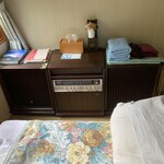 平家荘 - 客室ベッドとステレオ