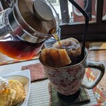 Kafe Wakku - コーヒーで作った氷にポットからコーヒーを注ぎます♪