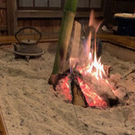 平家荘 - 炎左側の青竹の中に日本酒