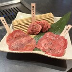 精肉卸問屋直営焼肉店 牛次郎 - タン食べ比べ盛り