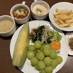 スイーツパラダイス - 一巡目　→  大豆ミートときのこの坦々スープ。ミートソーススパ。明太子風クリームソース。スイパラポテト。生絞りモンブラン。サラダ。シャインマスカット。メロン。