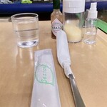 カフェテラス ポンヌフ - テーブルには、手指消毒スプレーにタバスコ、パルメザンチーズなどが置かれています♪