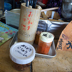 ひなたうどん - 卓上の様子。なかなかでしょ。