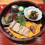 おおたに - 鰻の白焼き　ジャンボ落花生の塩茹で　赤茄子と三河もち豚の肉味噌　蛸の柔らか煮とえびす南瓜の葛粉揚げ　菊の百合根団子　衣被