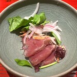 おおたに - 戻り鰹の藁焼き　ルッコラ　赤玉ねぎ　エシャロットの素揚げ　玉ねぎポン酢
