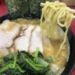 ラーメン 杉田家 - 酒井製麺の中太ちぢれ麺
