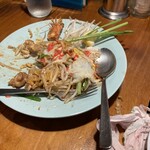 RYUTERHUA - パッタイ。タイ料理は甘辛だけどお皿の淵に砂糖が盛られていてびっくりした。おいしかった