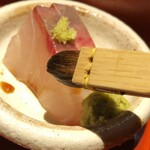 さけ富 - さけ富　お通しのカンパチにはシャレオツな刷毛で醤油を塗る