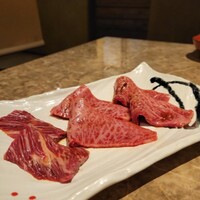 焼肉 ミツクニ 六本木 - タレ三姉妹(笑)左から、ハラミ、イチボ、ランプ