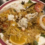 カーン・ケバブ・ビリヤニ - ビリヤニとライタソースがけ