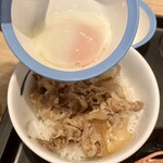 松屋 - 半熟玉子かけごはんミニ牛皿290円、ご飯に半熟卵