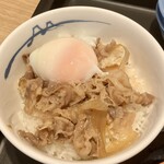 松屋 - 半熟玉子かけごはんミニ牛皿290円、ご飯に半熟卵