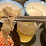 Matsuya - 半熟玉子かけごはんミニ牛皿290円、ビール中瓶値引き390円、牛皿をツマミに